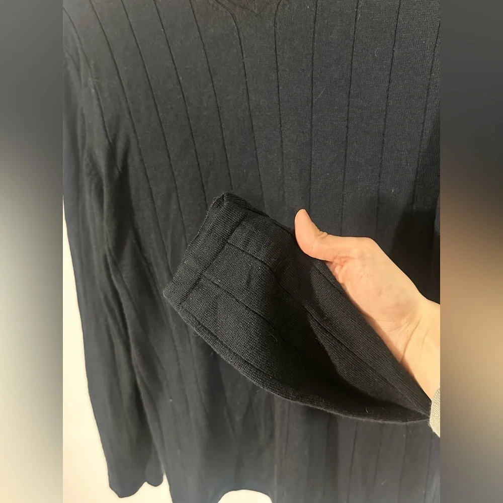 Banana Republic Extra-Fine Italian Merino Ribbed V-Neck Sweater  Minimal Black M